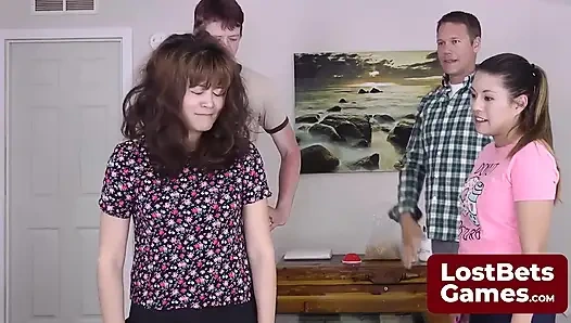 Tessa, Jesse, Jake, и Leilani Bring в игре-стриптиз карточек