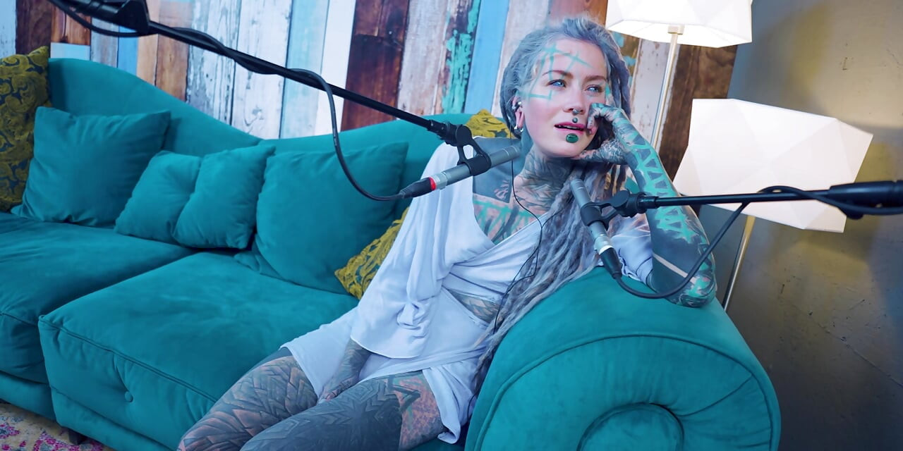 Vorbesc despre J - Jelousy - ASMR podcast SFW vorbind fată slabă gotică dreadlocks tatuaj model fată tatuată