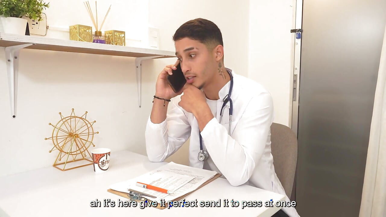 Doctorul Își Vindecă Pizda Amorțită a Pacientei Sale Excitate Futând-o Sălbatic Cu Pula Lui Groasă