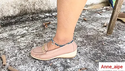 Индийская фигуристая девушка в белой куртке раздевается перед камерой