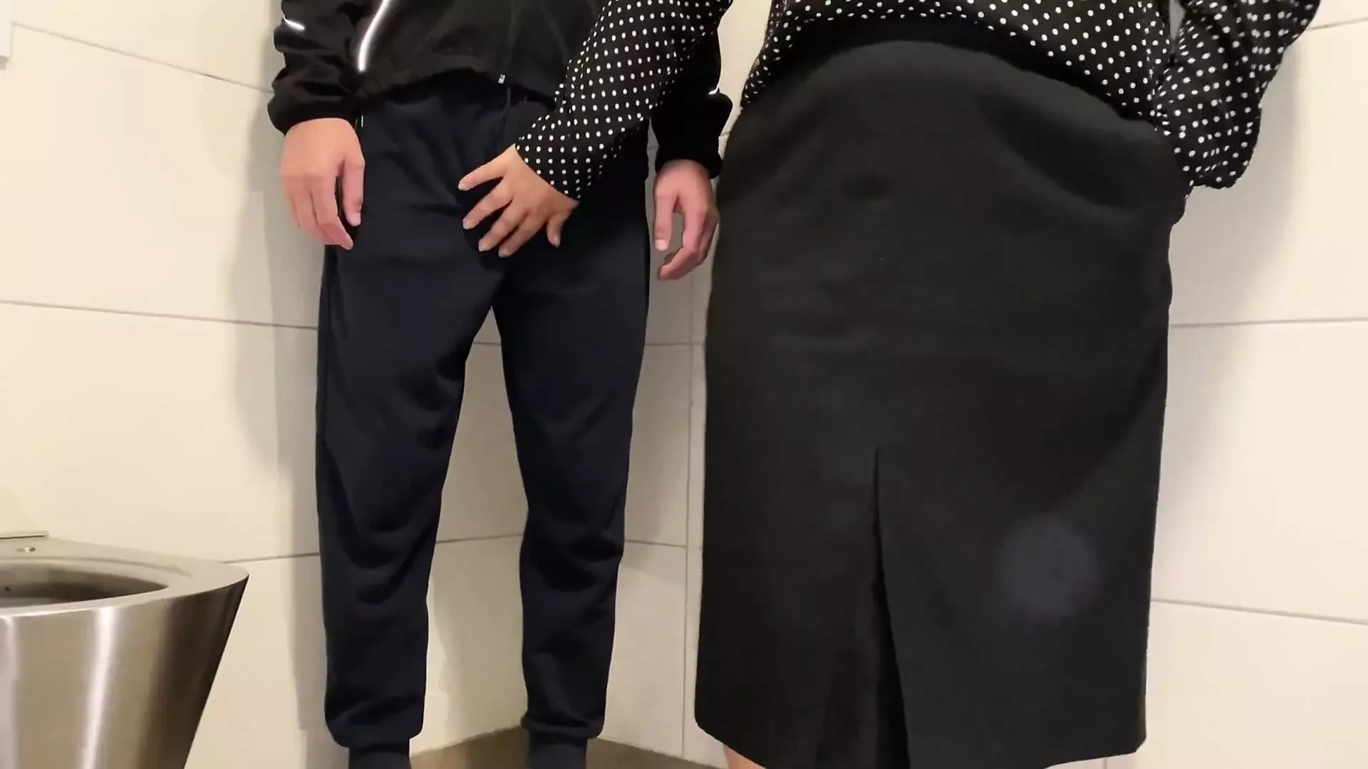Zrela milfa me je naterala da svršim u toaletu restorana