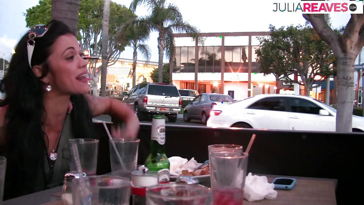 Gagici sexy își ling reciproc pizdele, apoi se fut cu un vibrator lung