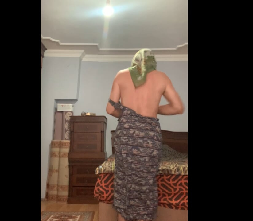 मेरी हिजाबी बड़ी गांड वाली सौतेली मम्मी कपड़े उतार रही है