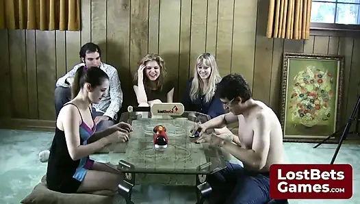 Addie и Simon вернулись для интенсивной игры с безымянного раздеванием