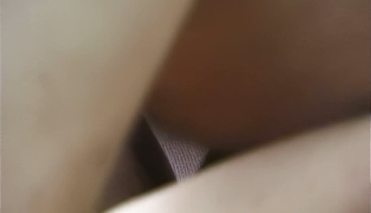 顔射後にザーメンまみれのビッチがチンポをしゃぶって綺麗にする