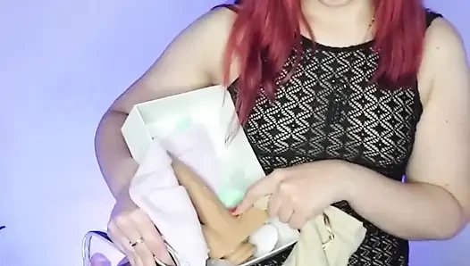 Bosku mergokin aku lagi memekku pakai baju dan mainan seks istrinya! Jangan mundur, aku akan melakukan apapun yang diperlukan!