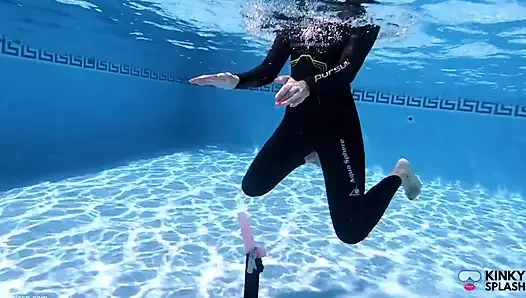 Tantangan sepong kontol di bawah air - aku nyepong dildoku yang tenggelam