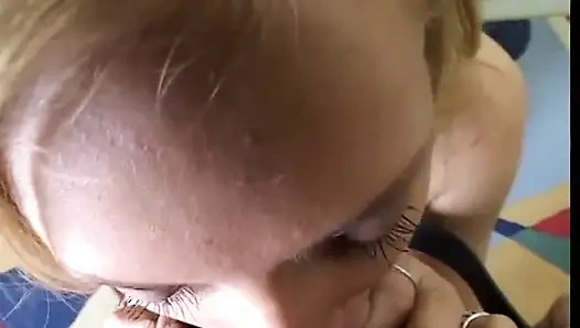 Hübsche blonde schlampe mit blauen augen gibt blowjob, dann kommt hengst auf ihren engen arsch