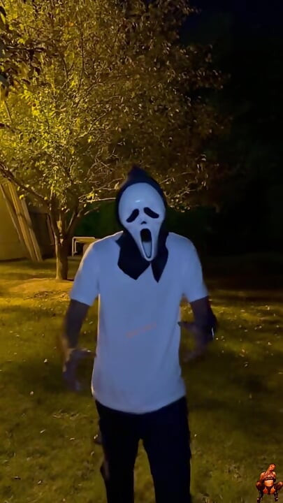 Barbie Charlie cosplay ghost face în față