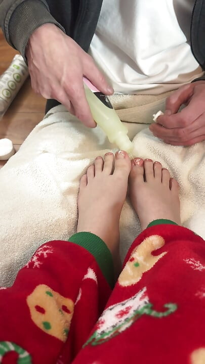 stiefvader verwijdert de nagellak van zijn schatje
