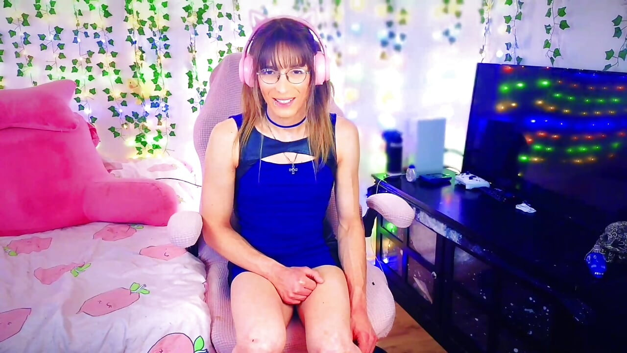 Awek transeksual comel begitu berotot