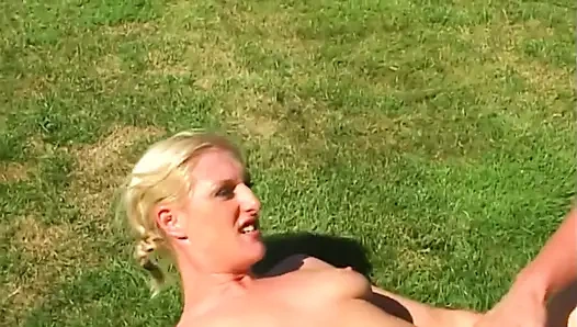 Sarışın hatun açık havada lezbiyen eyleminde ıslak amcığı yiyor