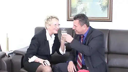 Sekretaris seksi dengan toket besar ini dientot habis-habisan sama bosnya sampai dicrot sperma hangatnya