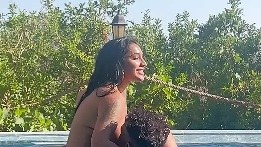 Tidak Setia Kepada Suami Saya Dengan Tetangga Penis Besar Di Kolam Renang Yasmina Khan