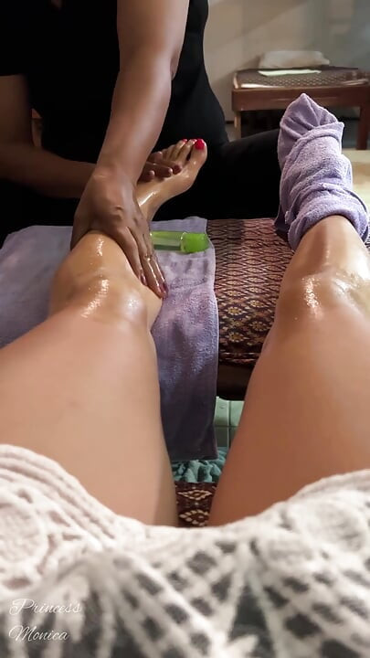 Massagem no pé oleada por mulheres tailandesas