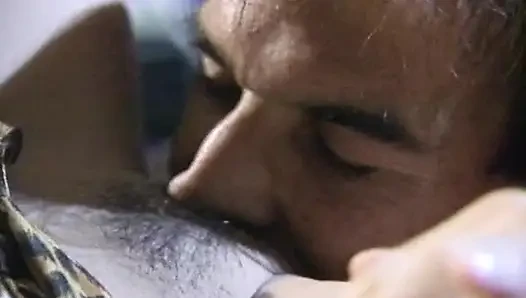 Büyük memeli esmerler ve sütlü tutku ile ateşli üçlü seks