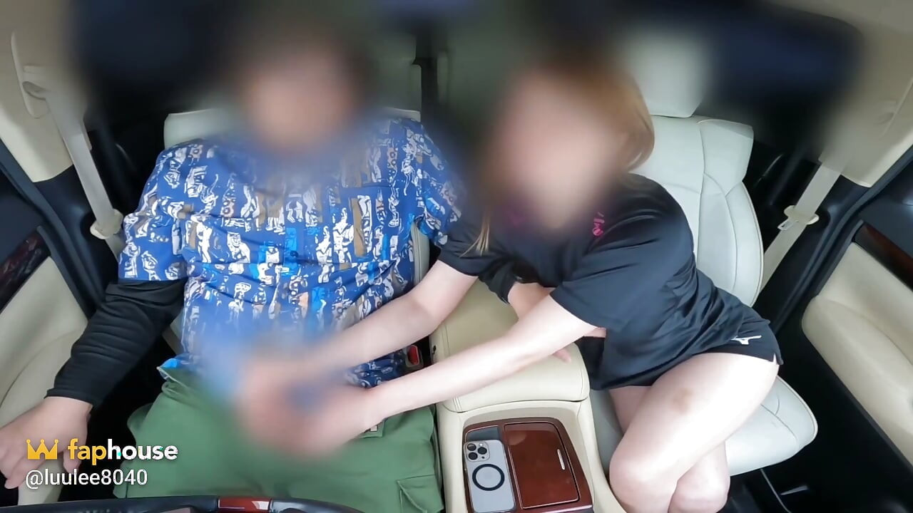 O marido está assistindo o jogo. uma mulher casada às pressas dá um no carro