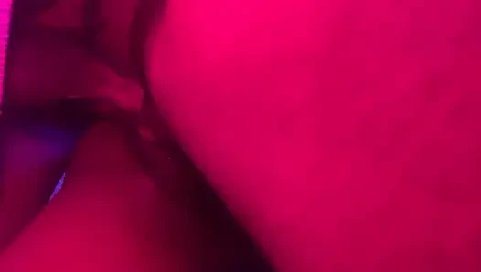 Ateşli minyon zenci genç kremsi amcık büyük zenci yarağı tarafından zenciyle sikiliyor duştan çıktığında klitorisinin fiddlinge karşı koyamadı bakış açısı