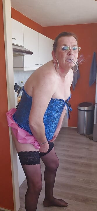 Desfrutando meu vibrador e um cigarro