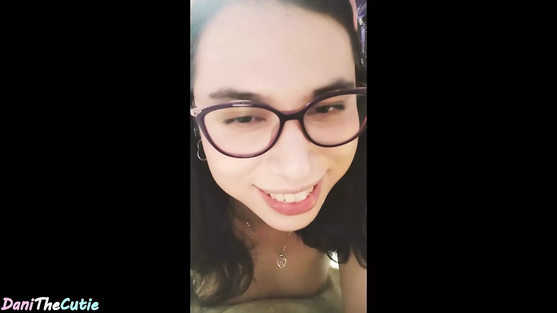 Danithecutie probeert een dikke dildo in haar strakke kont te houden