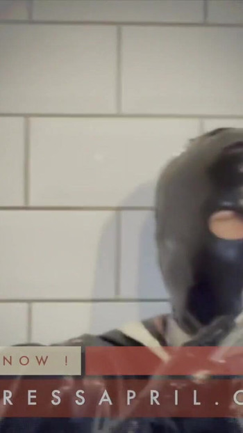 Snažan trenutak iz "Dominatrix Gospođa April - Robinja Rosie biva usisana"