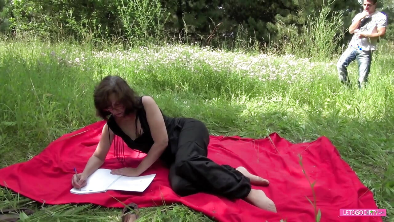 흑인 대물 자지에게 따먹히는 털이 많은 밀프