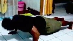 Fisiculturista indonésia posa nua e se masturba
