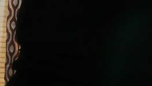 Yeşil elbiseli ve beyaz uzun naylon çoraplı kirli Diana