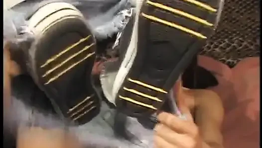 Pelacur Asia dengan rok jins pendek dan sepatu kenegaraan dientot ke segala arah