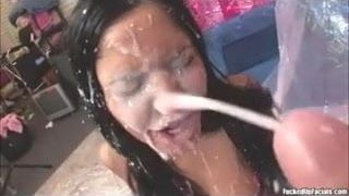 Spray klodders in haar mond