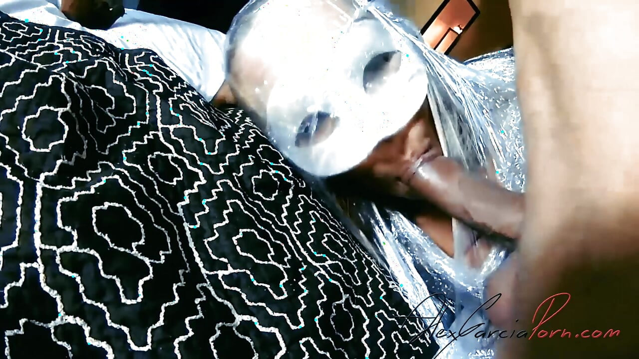 O femeie slabă este înfășurată în plastic și futută în găuri - porno în spaniolă