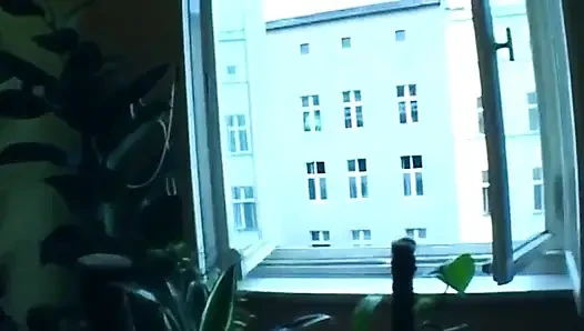 Sarışın derin amcığı parmaklamak için açıyor