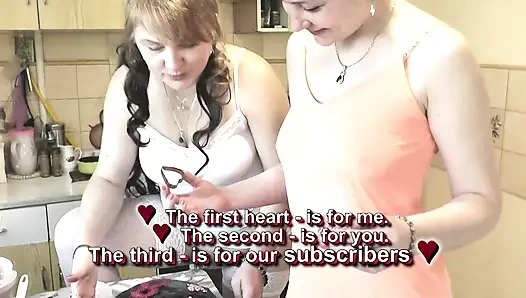 Hari Wanita. Tante seksi yang masih perawan dengan kaos atasan pendek tanpa celana dalam bikin kue dapur untuk liburan. Girl on girl Kiss