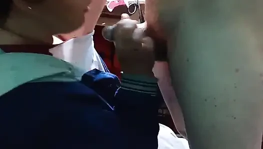 Soğuk sabah, ama kız arkadaşım ceketiyle beni emiyor