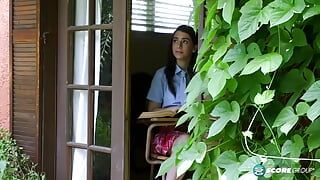 Joseline Kelly tira seu uniforme de estudante e