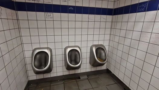 Toilettes publiques sur la route nationale allemande avec pipi et éjaculation publique dans les wc