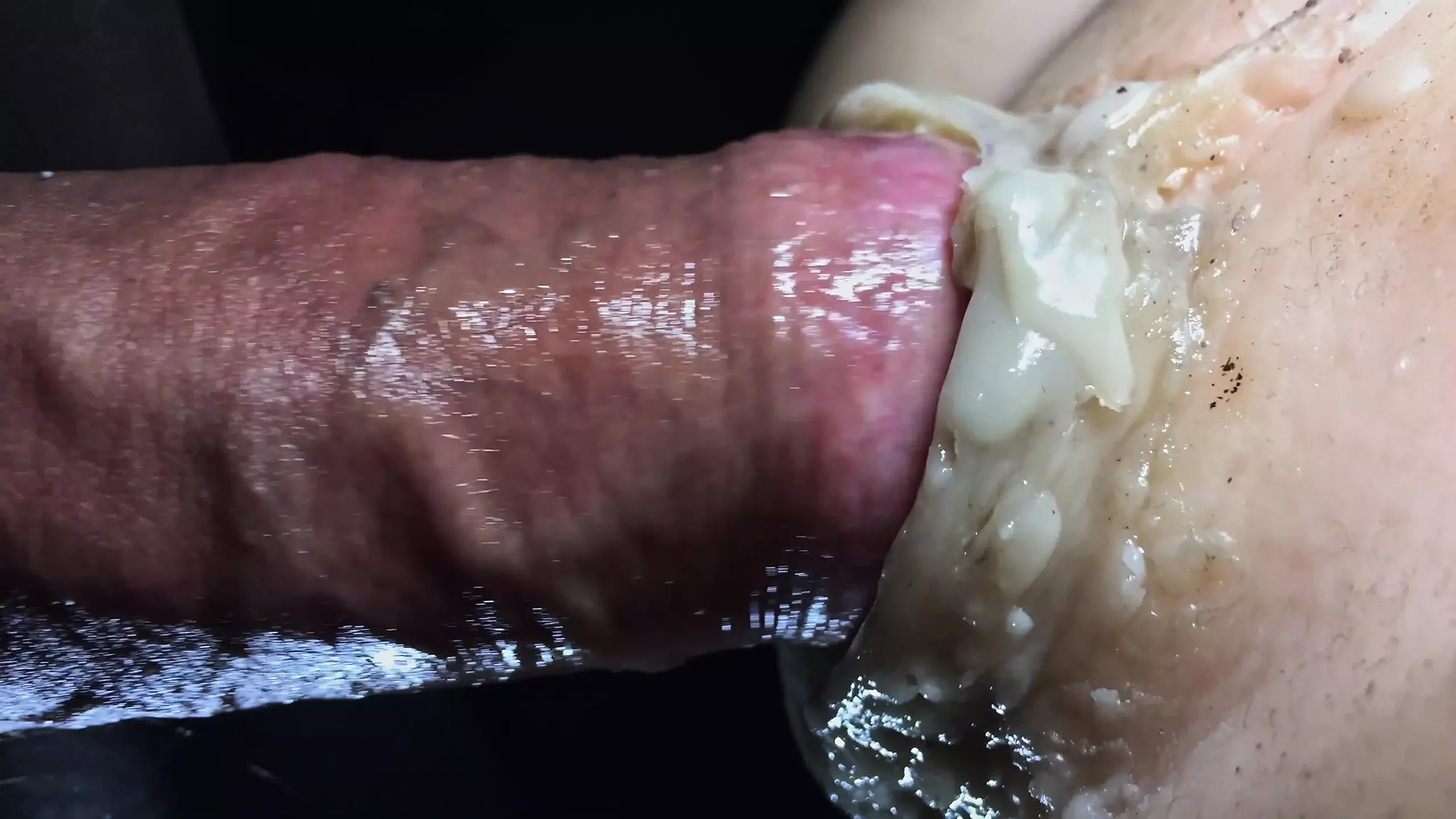 Un tip fute jucăria pizdă de cauciuc preferată în locul porno jazz. Gemete, prim-planuri intime intense, unghiuri multiple și jet masiv de spermă