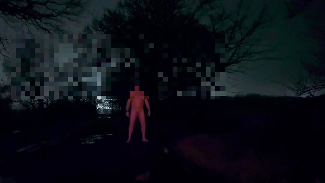 सार्वजनिक सड़क में नग्न कपड़े उतारना और खुद को चोदना