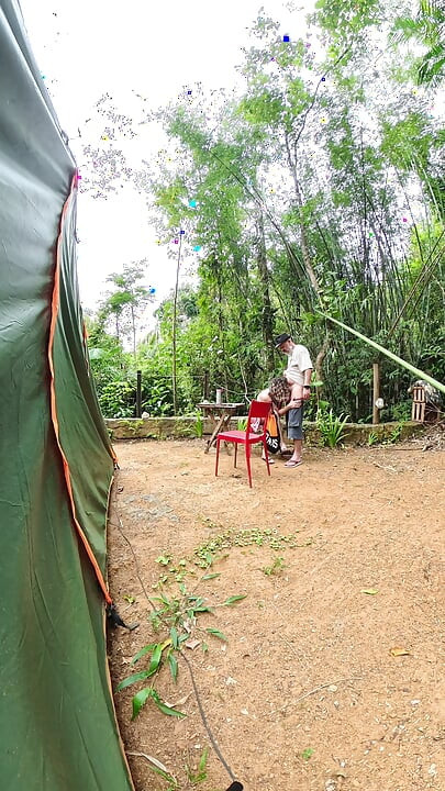 陌生人在公共露營地做愛。