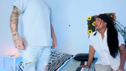 Profesyonel kozmetolog ve masajçı, buluşmasını mutlu bir sonla bitiriyor.