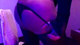 Brasilianischer Transvestit mit dickem Arsch vor der Webcam!