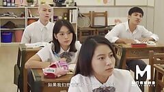 Model Tv - une jolie adolescente asiatique se fait baiser dans la salle de classe