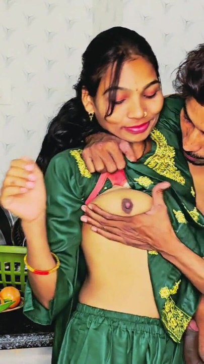 Napínavý okamžik z "Desi indická dívka mi volá ve své kuchyni, je velmi žhavá a pak audio sex"