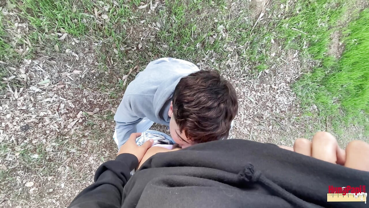 Kouření ptáka, velké nesestříhané péro polyká