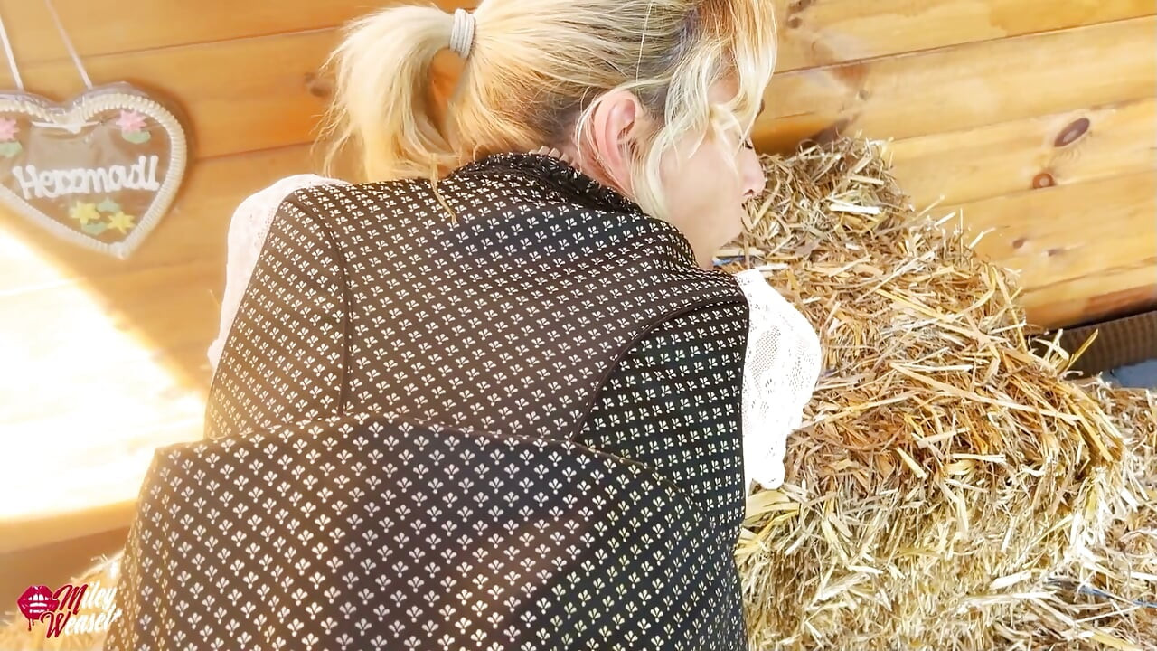 Chica rubia atractiva en Dirndl se folla todos los agujeros
