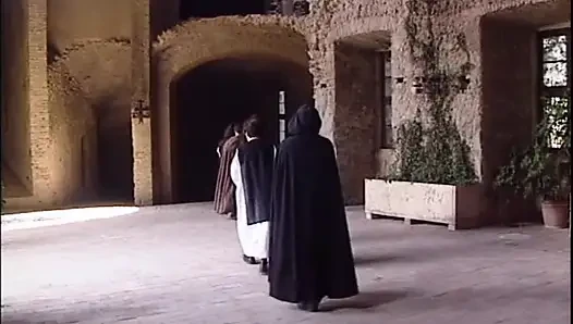 İki azgın orta yaşlı seksi kadın iki sert büyük yarakla sikiliyor