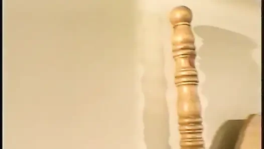Siyah güzellik bir delikanlı tarafından yalanıyor ve sikiliyor