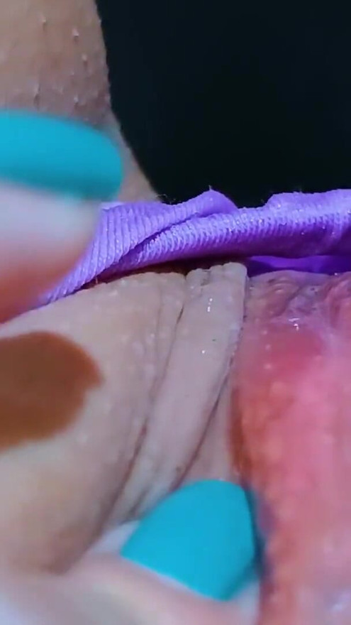 Risicovol plezier in de dameskamer! Geile meid vingert haar mooie poesje op pov-camera | Clip 1