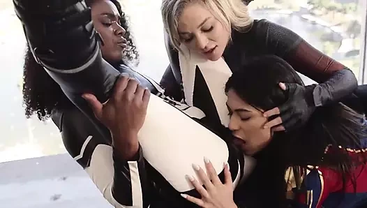 Süper kahraman üçlü grup seks