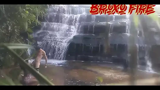 Flammender Feuer-Assistent und D4 Bombom im Wasserfall Sehen sie voll auf rot